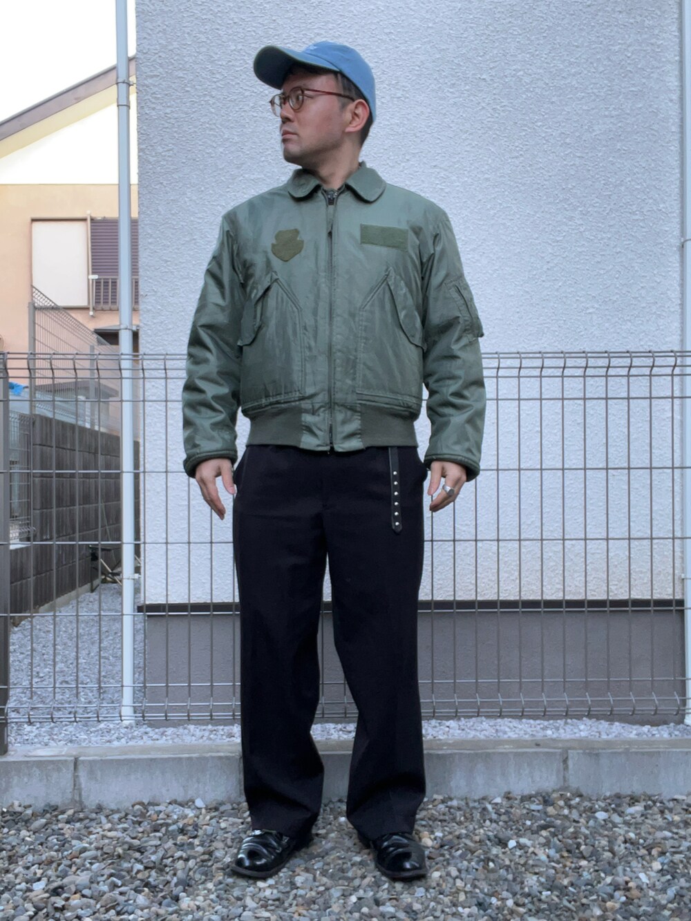 ベージュ系のベスト、ブルー系のシャツ/ブラウス、ブラック系のスラックスを着用したメンズの冬コーディネートの2枚目の写真