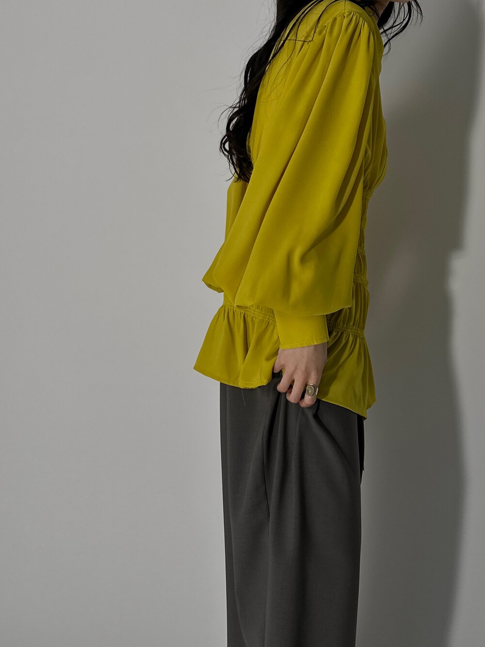 イエロー系のシャツ/ブラウスを着用したレディースの春コーディネートの3枚目の写真