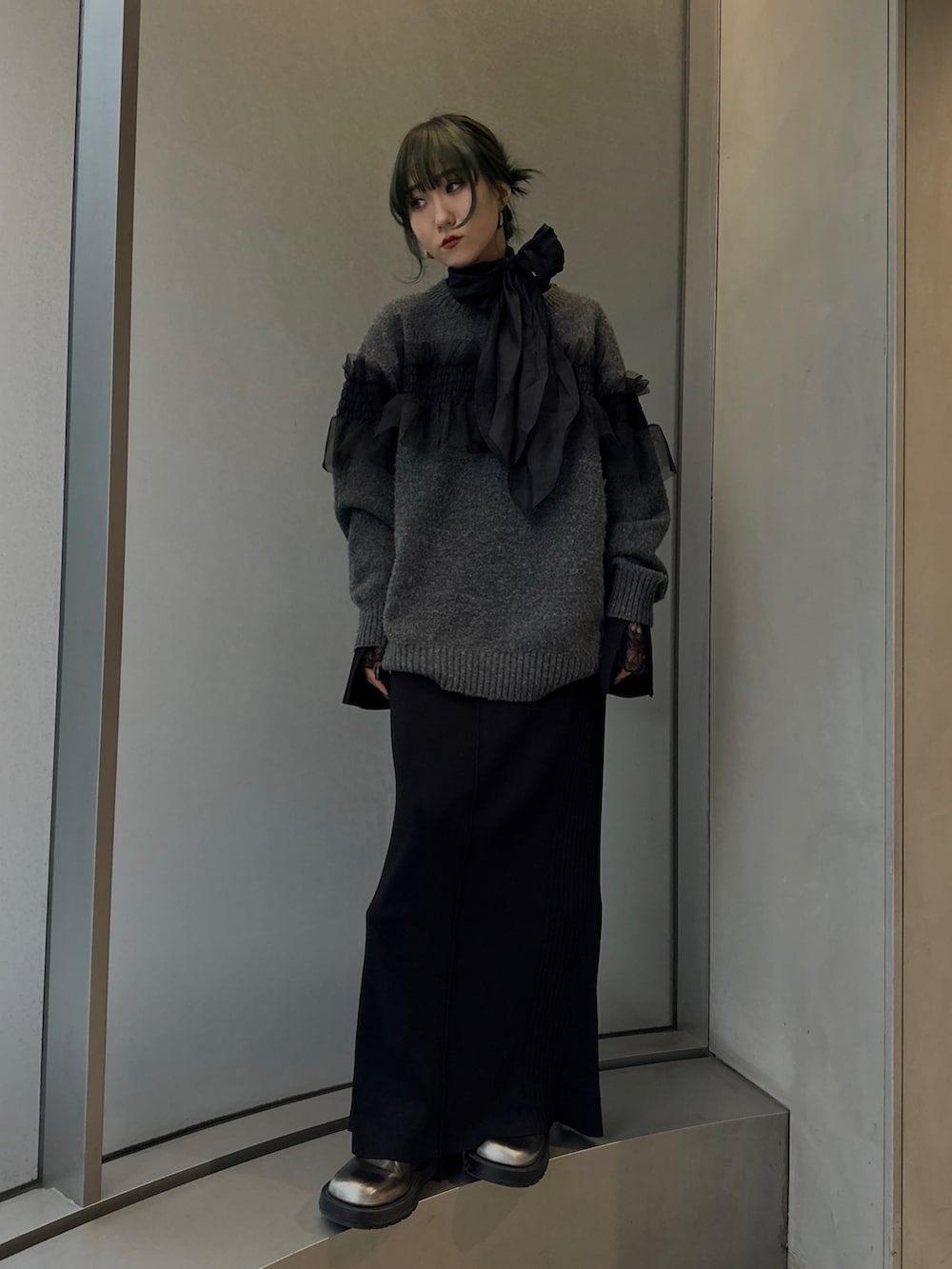 ブラック系のドレス、ブラック系のニット/セーターを着用したレディースの冬コーディネートの3枚目の写真