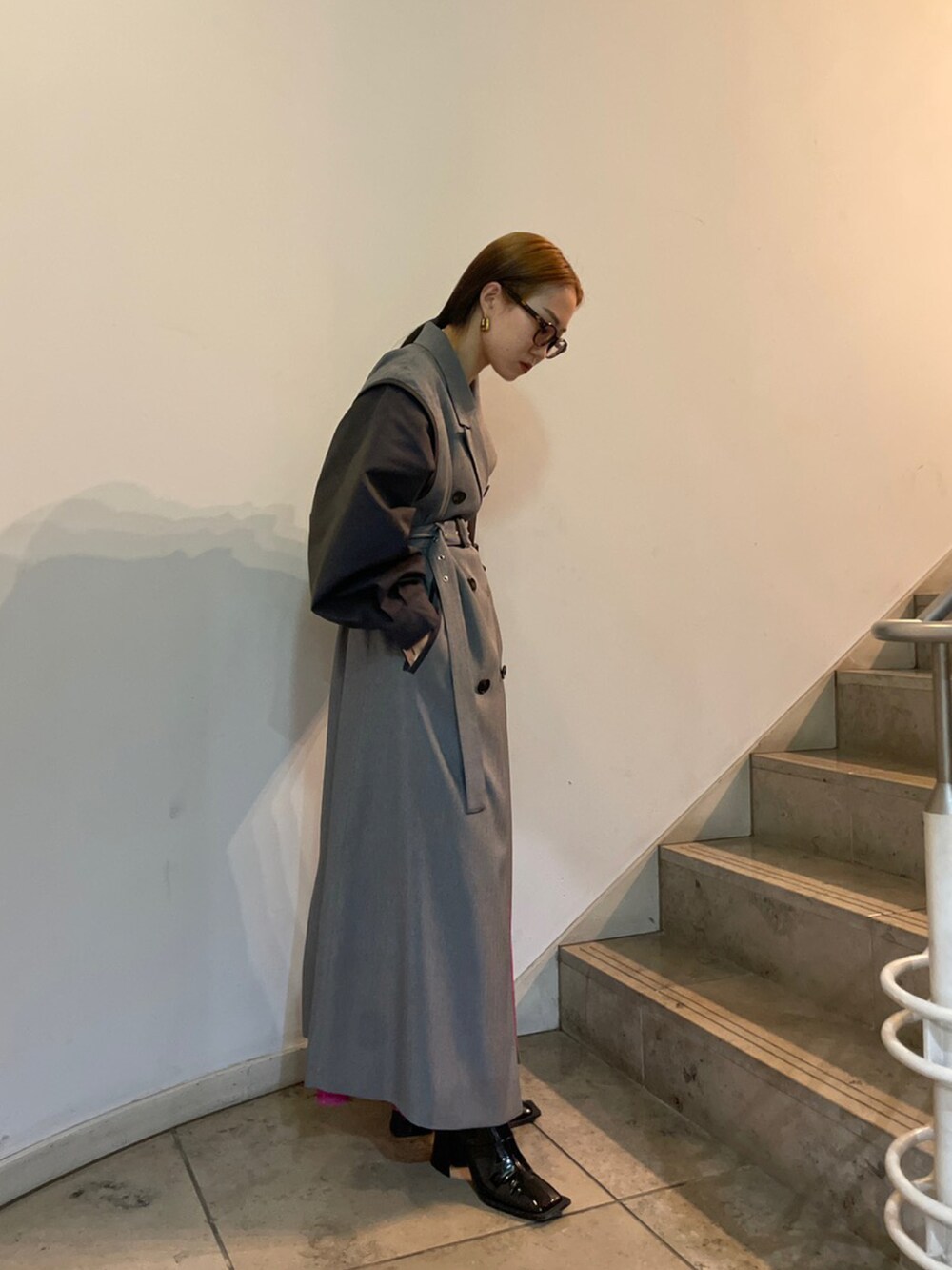 ブルー系のトレンチコートを着用したレディースの冬コーディネートの4枚目の写真