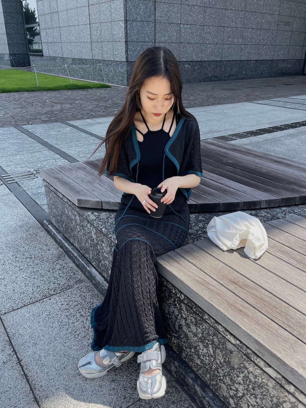 ブラック系のワンピース、シルバー系のサンダル、ブラック系のタンクトップを着用したレディースの夏コーディネートの3枚目の写真