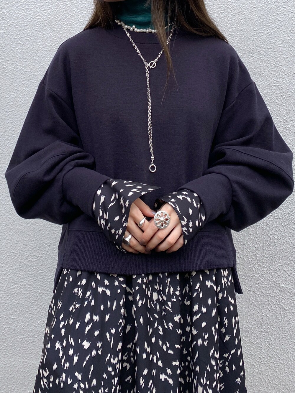 ブラック系のワンピース、ブラック系のシューズ、グリーン系のニット/セーターを着用したレディースの秋コーディネートの5枚目の写真