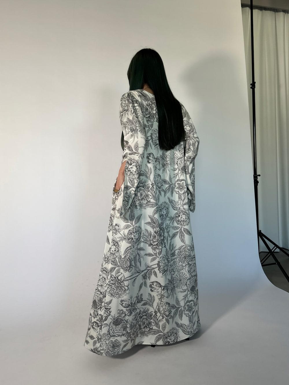 ホワイト系のドレスを着用したレディースの春コーディネートの3枚目の写真