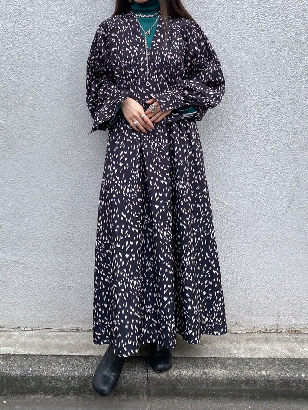 ブラック系のワンピース、ブラック系のシューズ、グリーン系のニット/セーターを着用したレディースの秋コーディネートの2枚目の写真