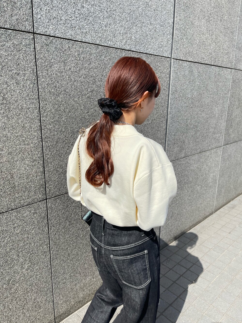 ホワイト系のカーディガン/ボレロ、ブラック系のデニムパンツ、ブラック系のブーツを着用したレディースの春コーディネートの4枚目の写真