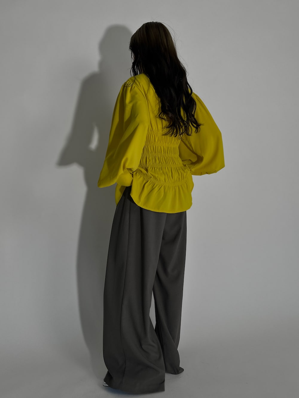 イエロー系のシャツ/ブラウスを着用したレディースの春コーディネートの4枚目の写真