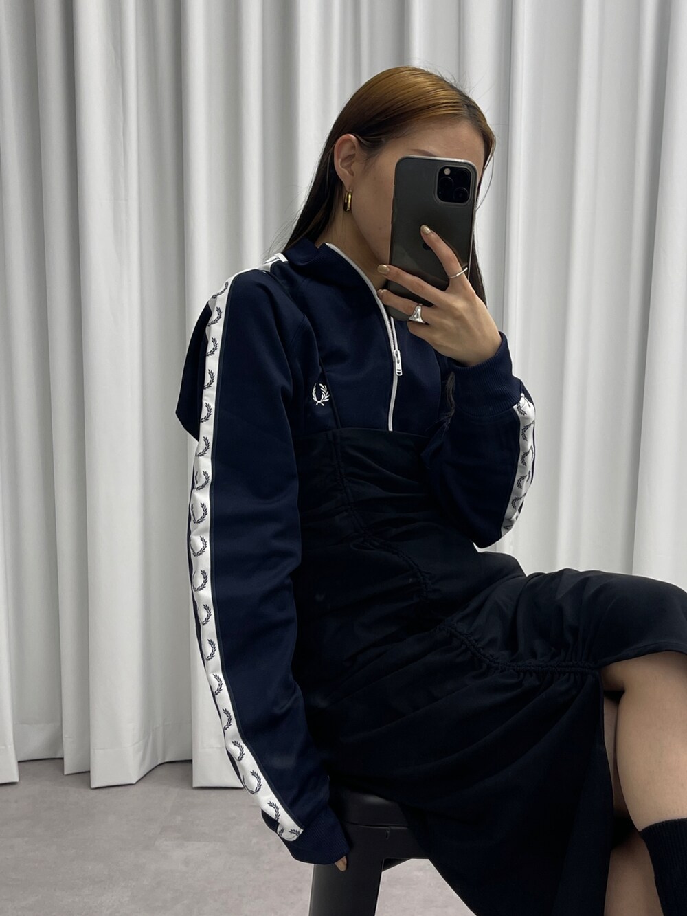 ブラック系のスカート、ブルー系のジャージを着用したレディースの冬コーディネートの4枚目の写真