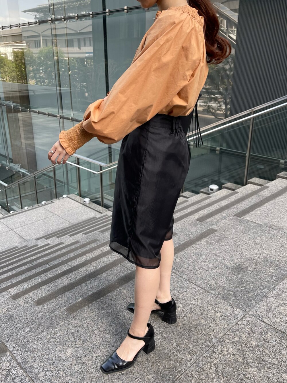 ブラック系のその他パンツ、オレンジ系のシャツ/ブラウス、ブラック系のパンプスを着用したレディースの春コーディネートの4枚目の写真