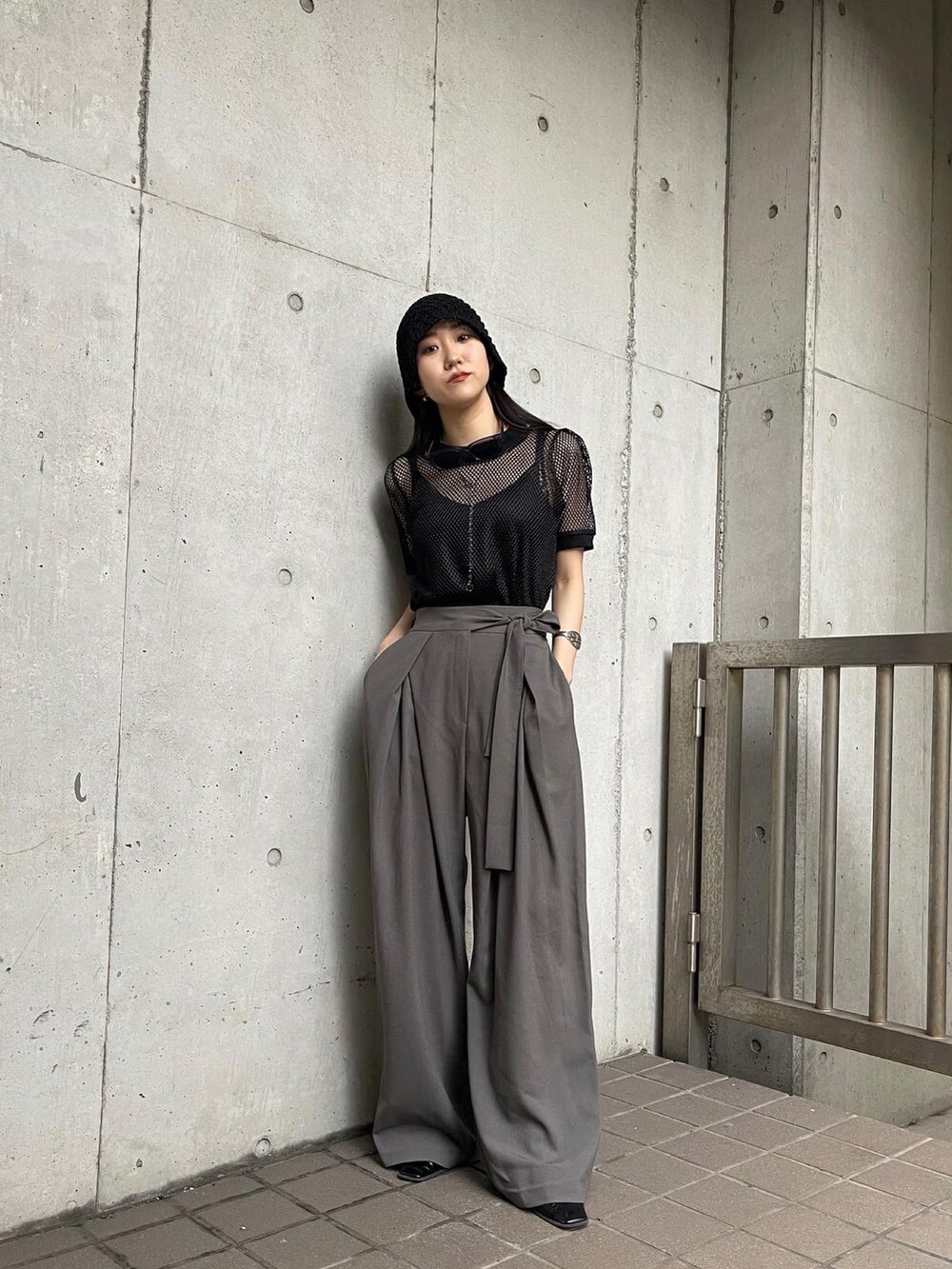グレー系のスラックスを着用したレディースの夏コーディネートの2枚目の写真