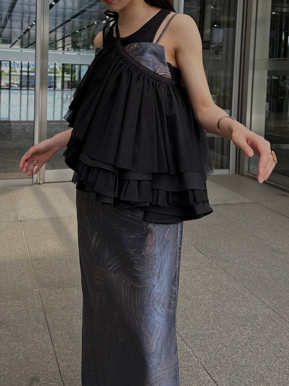 ブルー系のワンピースを着用したレディースの夏コーディネートの3枚目の写真