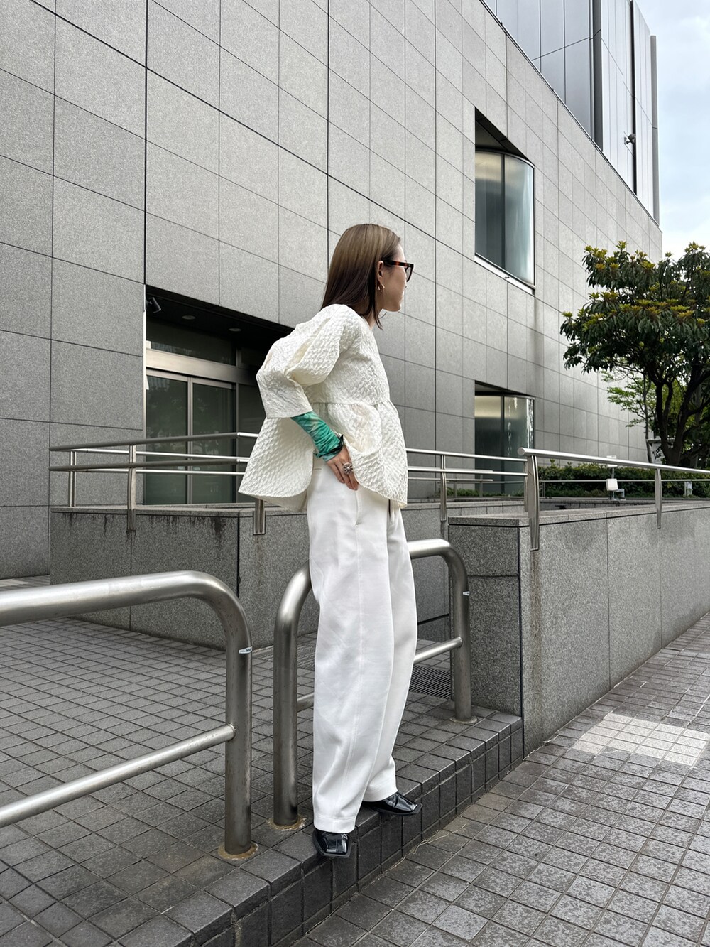 ホワイト系のシャツ/ブラウスを着用したレディースの春コーディネートの3枚目の写真