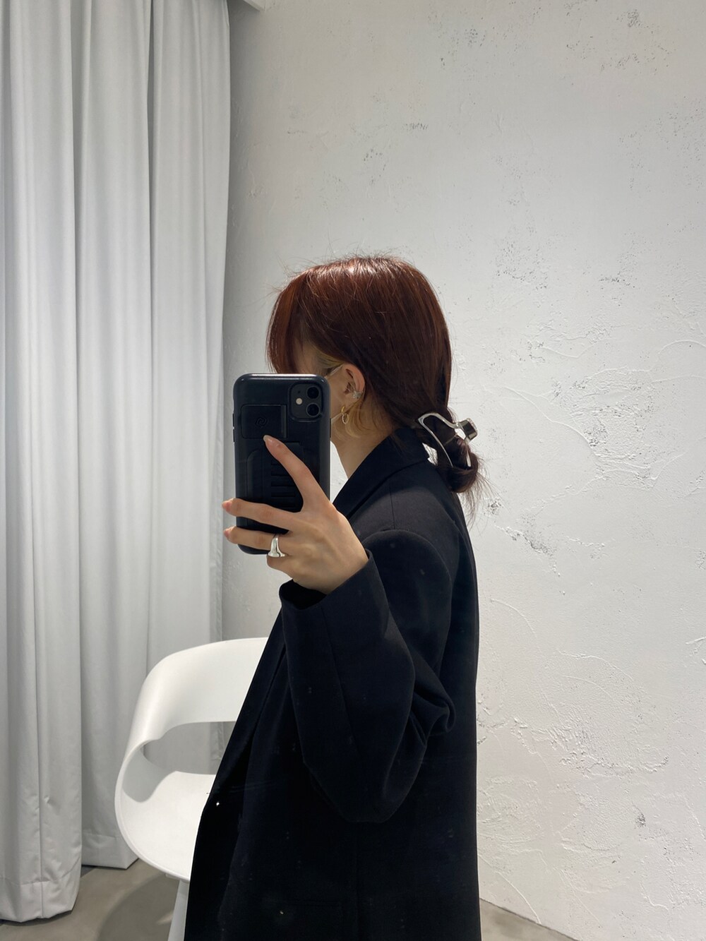 ホワイト系のスニーカーを着用したレディースの春コーディネートの3枚目の写真