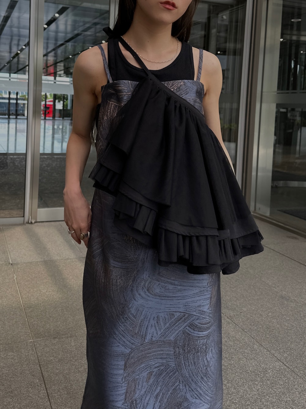 ブルー系のワンピースを着用したレディースの夏コーディネートの2枚目の写真