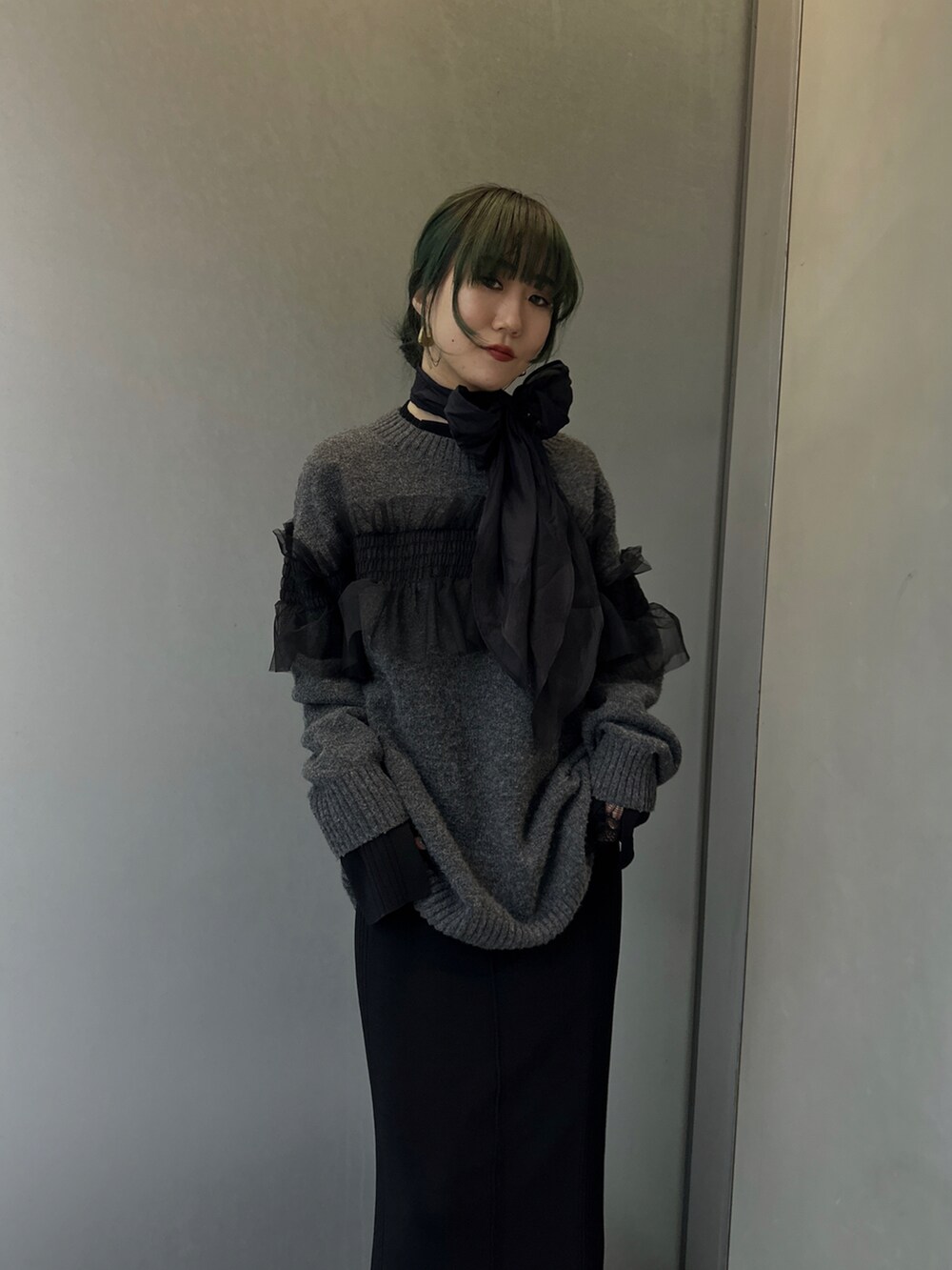 ブラック系のドレス、ブラック系のニット/セーターを着用したレディースの冬コーディネートの4枚目の写真