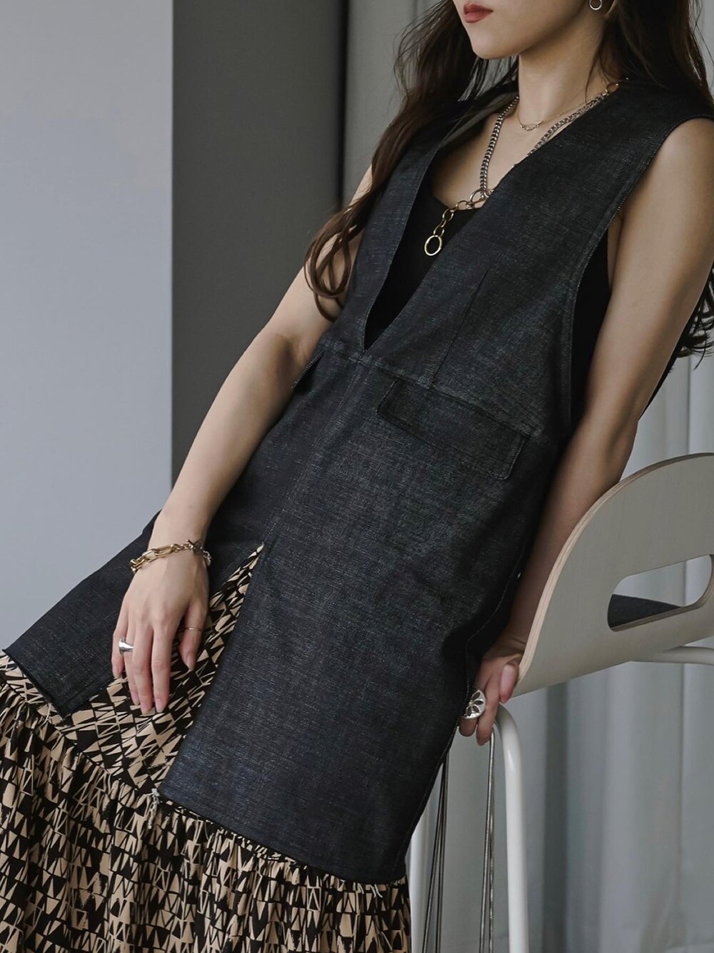 ブラック系のベスト、ブラック系のスカートを着用したレディースの夏コーディネートの2枚目の写真