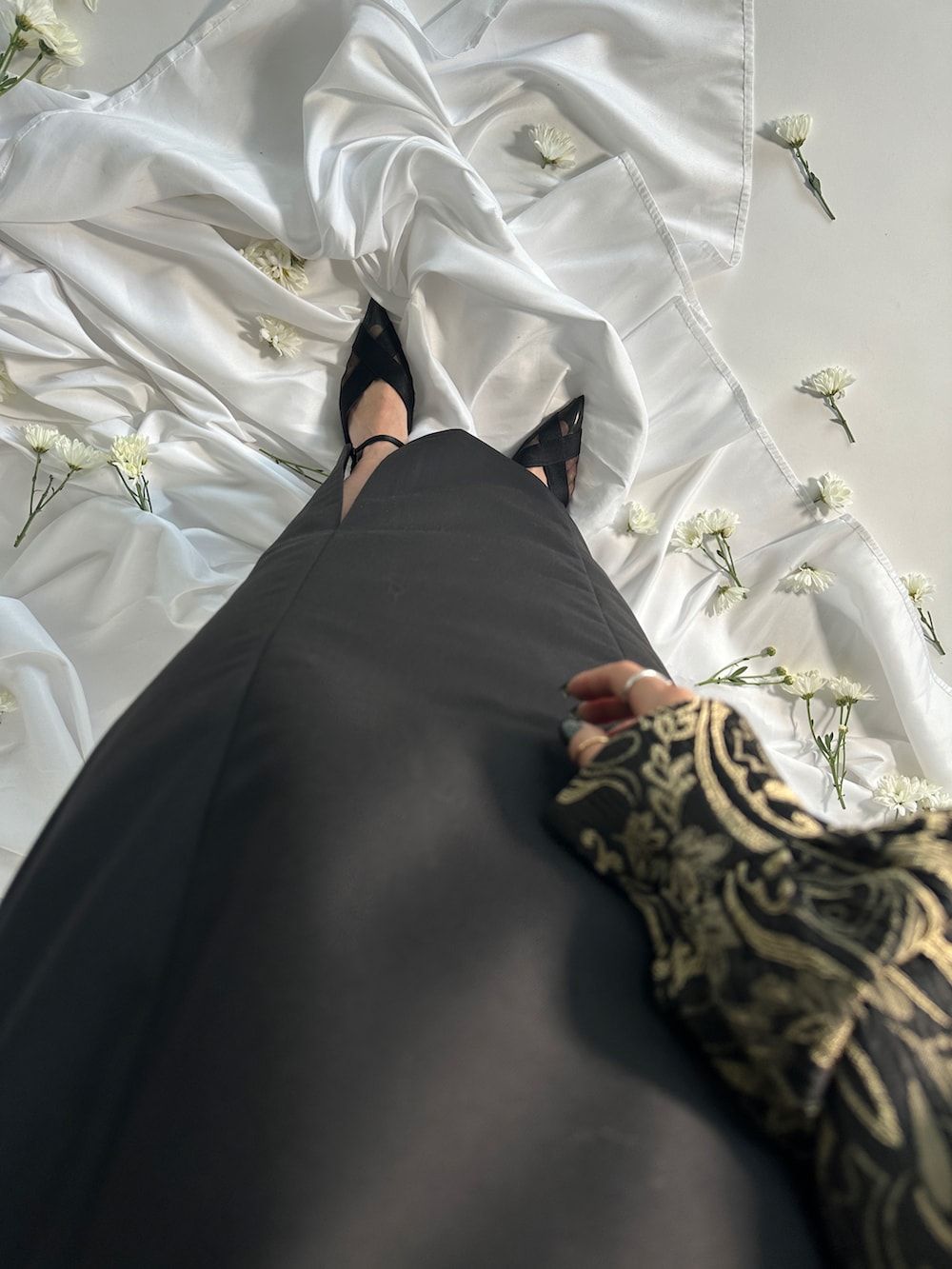 ブラック系のドレスを着用したレディースの冬コーディネートの4枚目の写真