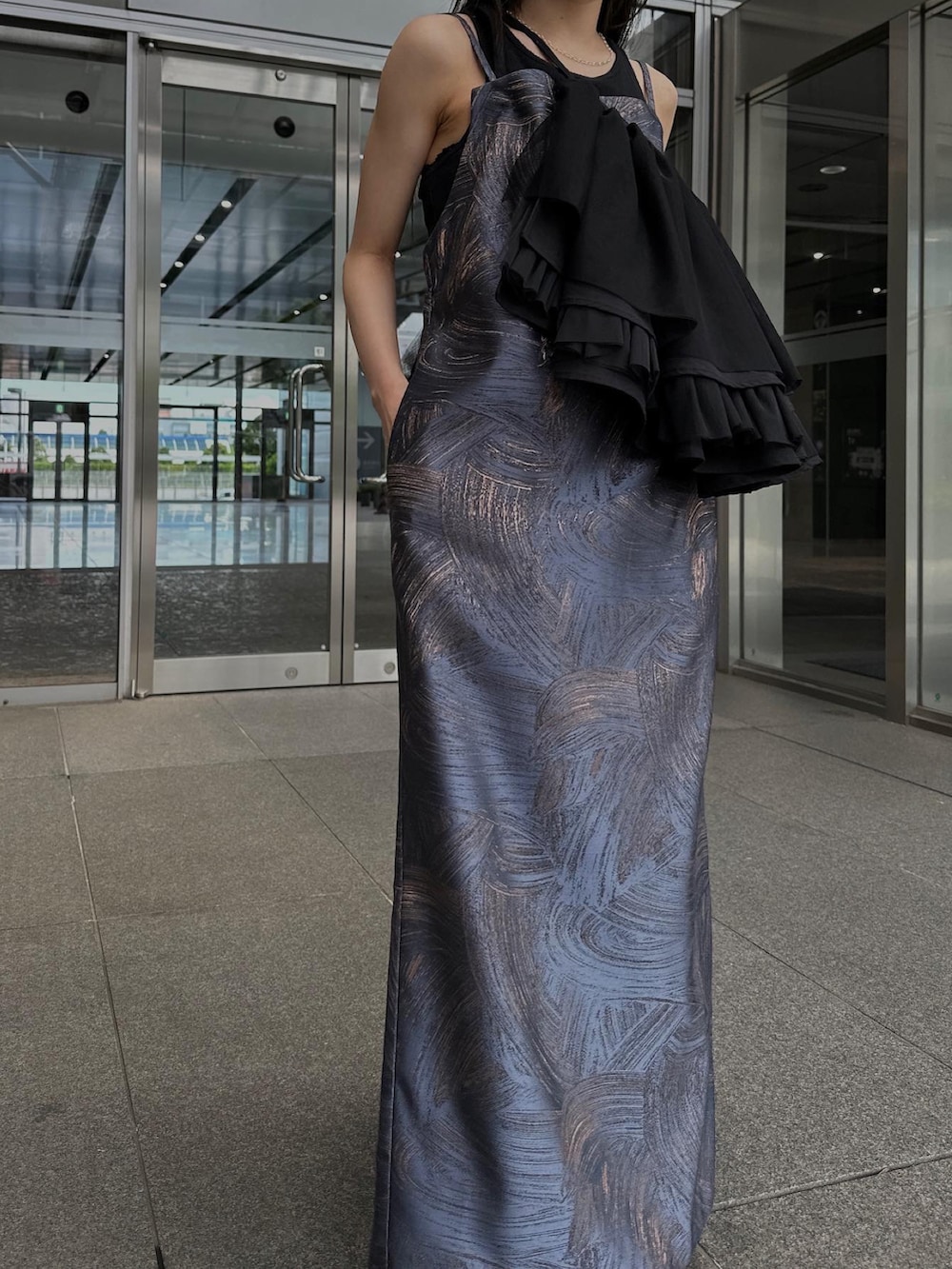 ブルー系のワンピースを着用したレディースの夏コーディネートの4枚目の写真