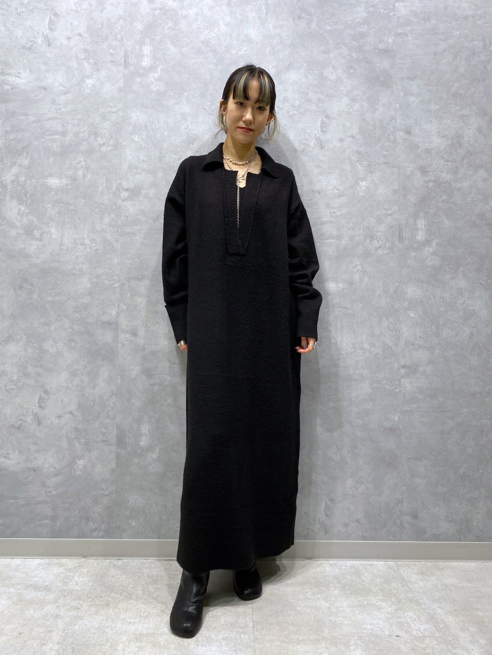 グリーン系のジャケット/アウター、ブラック系のワンピース、ブラック系のシューズを着用したレディースの秋コーディネートの3枚目の写真