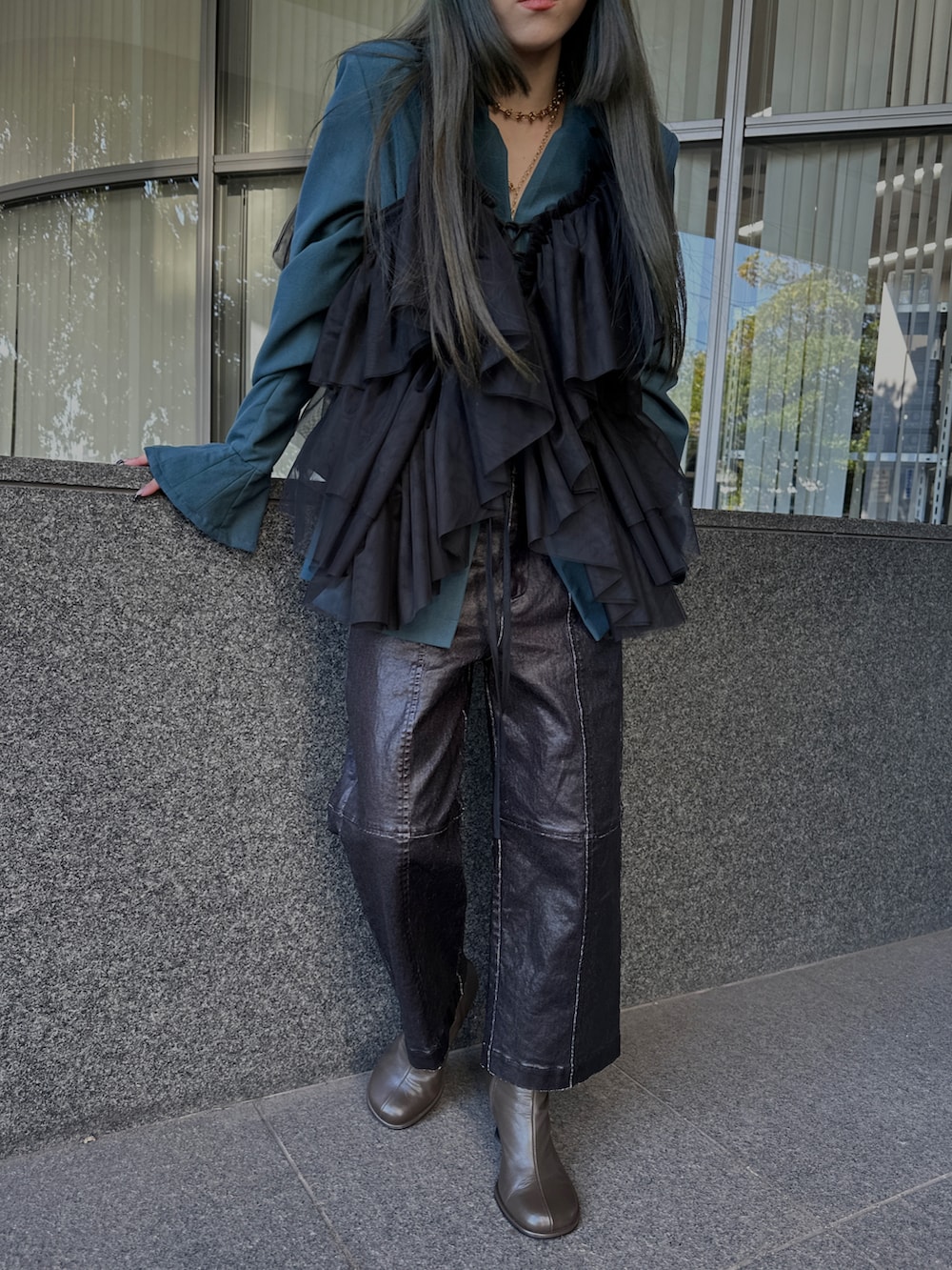 ブラック系のパンツ、ブラック系のベスト、グリーン系のテーラードジャケットを着用したレディースの秋コーディネートの5枚目の写真