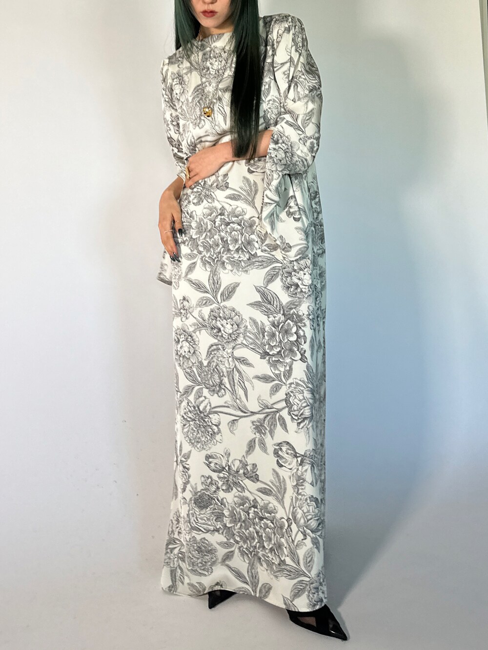 ホワイト系のドレスを着用したレディースの春コーディネートの5枚目の写真