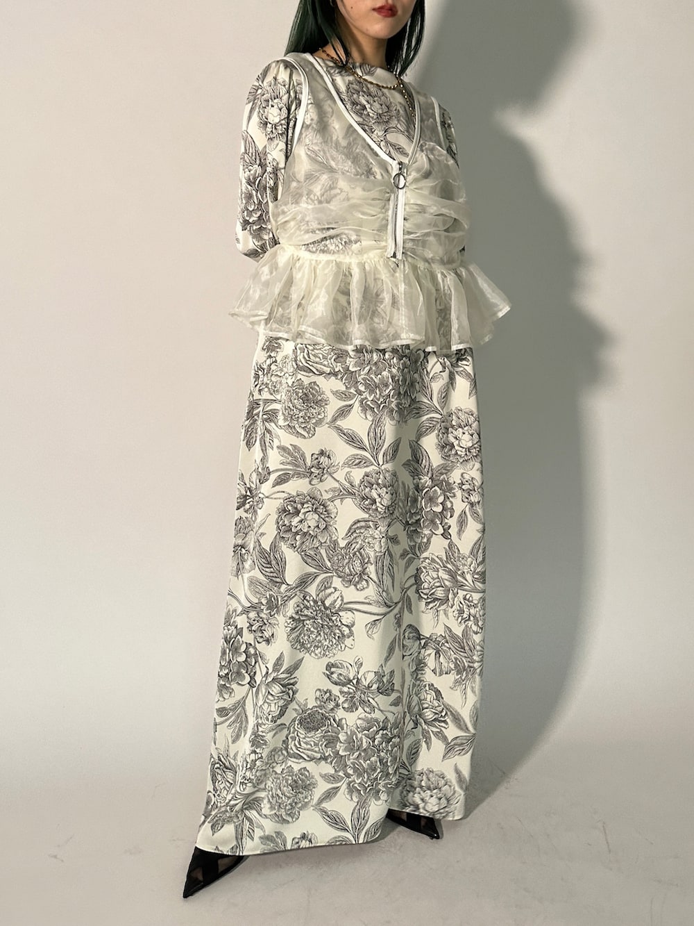 ホワイト系のドレスを着用したレディースの春コーディネートの4枚目の写真