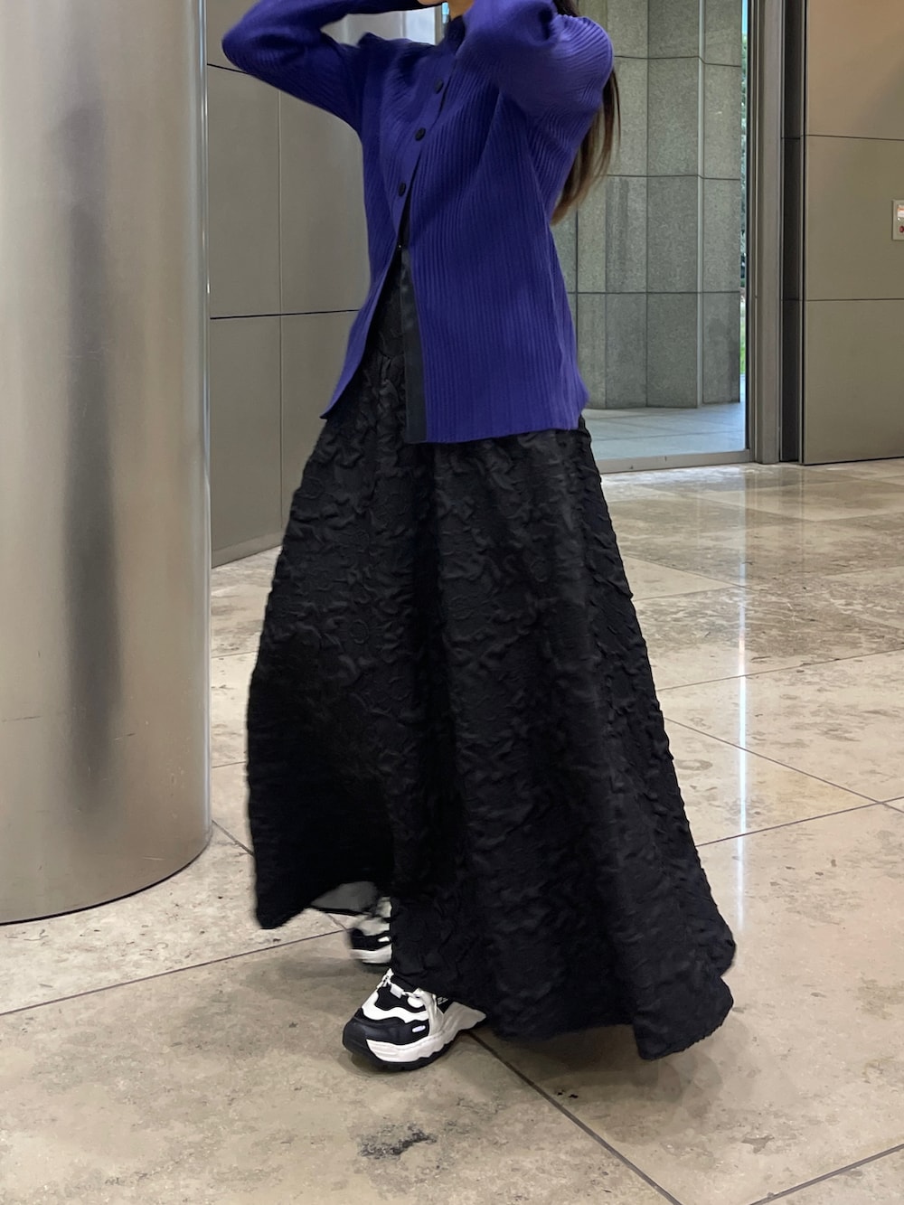 ブラック系のスカート、パープル系のカーディガン/ボレロを着用したレディースの冬コーディネートの3枚目の写真