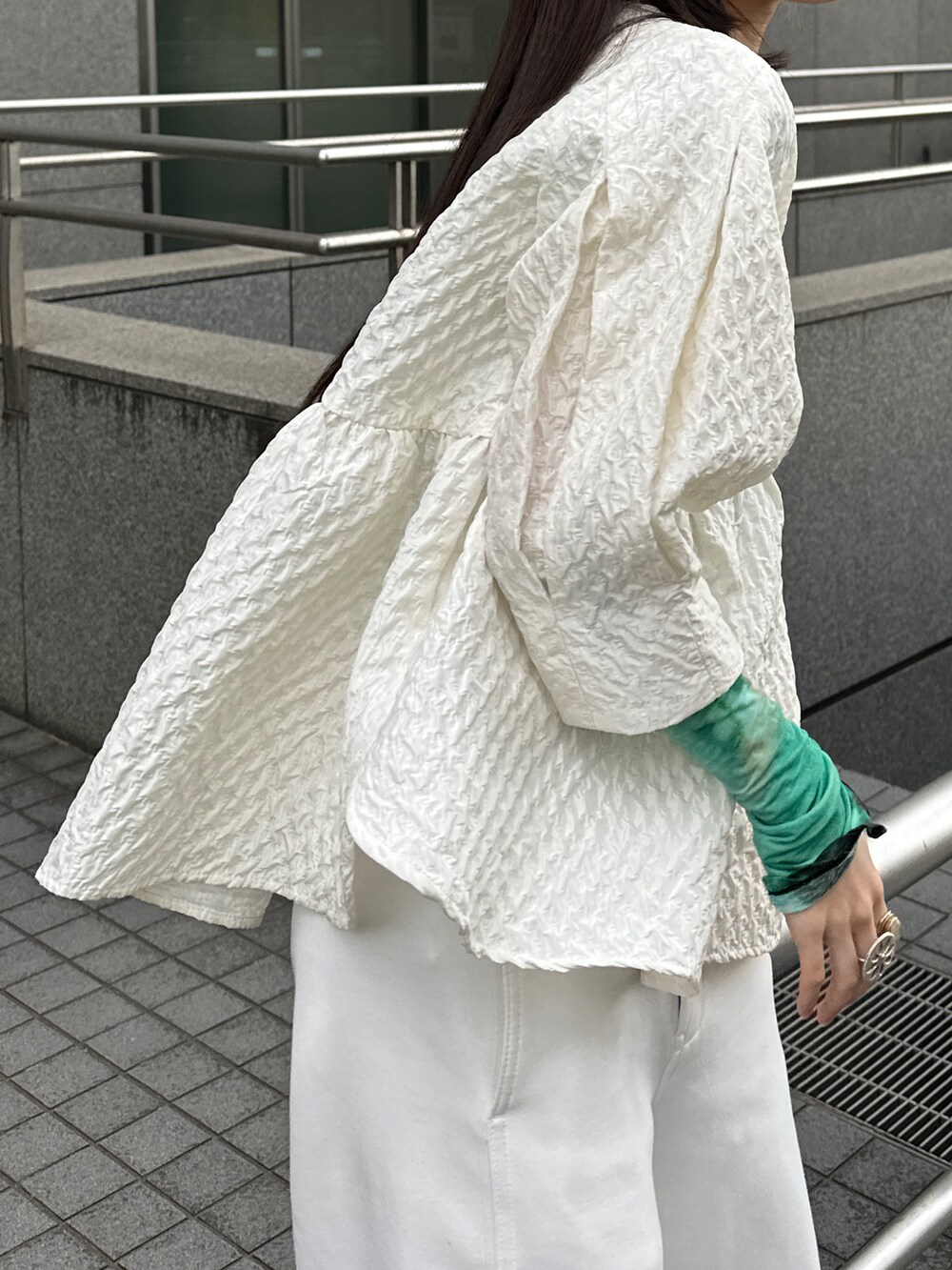 ホワイト系のシャツ/ブラウスを着用したレディースの春コーディネートの5枚目の写真