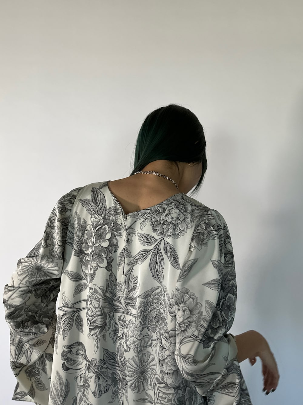 ホワイト系のドレスを着用したレディースの春コーディネートの2枚目の写真