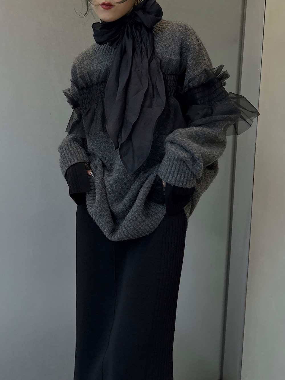 ブラック系のドレス、ブラック系のニット/セーターを着用したレディースの冬コーディネートの2枚目の写真