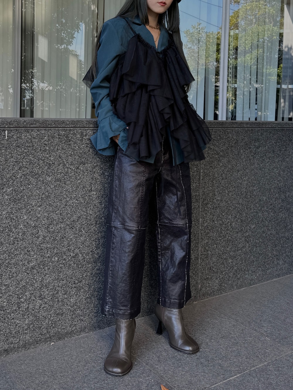 ブラック系のパンツ、ブラック系のベスト、グリーン系のテーラードジャケットを着用したレディースの秋コーディネートの4枚目の写真