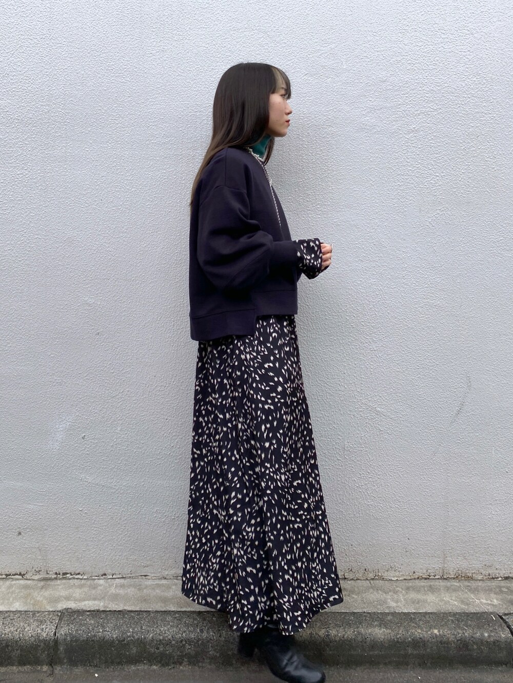 ブラック系のワンピース、ブラック系のシューズ、グリーン系のニット/セーターを着用したレディースの秋コーディネートの3枚目の写真