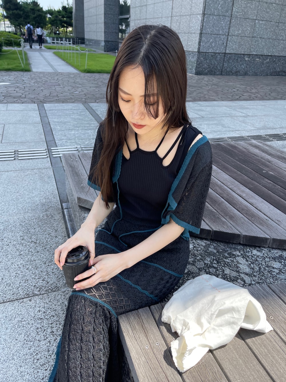 ブラック系のワンピース、シルバー系のサンダル、ブラック系のタンクトップを着用したレディースの夏コーディネートの2枚目の写真