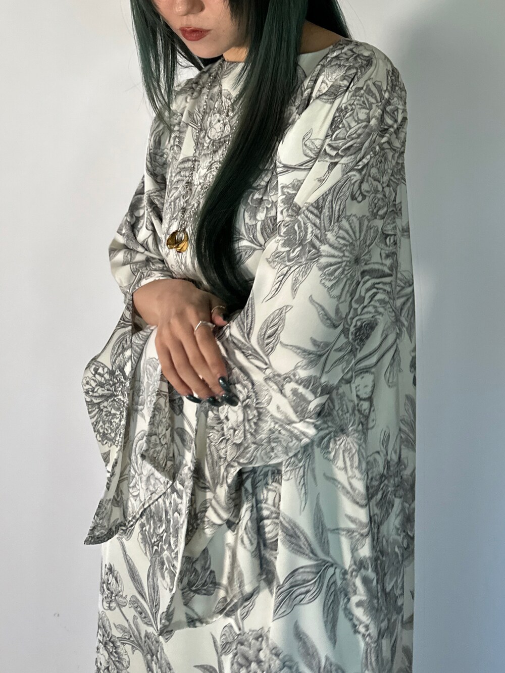 ホワイト系のドレスを着用したレディースの春コーディネートの4枚目の写真