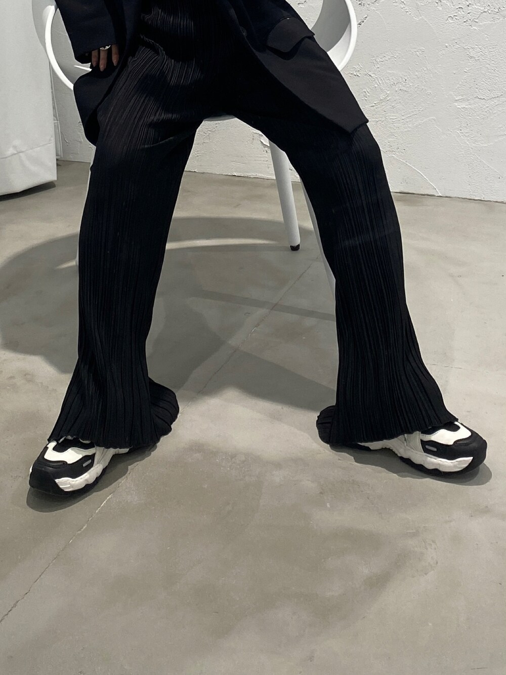 ホワイト系のスニーカーを着用したレディースの春コーディネートの2枚目の写真