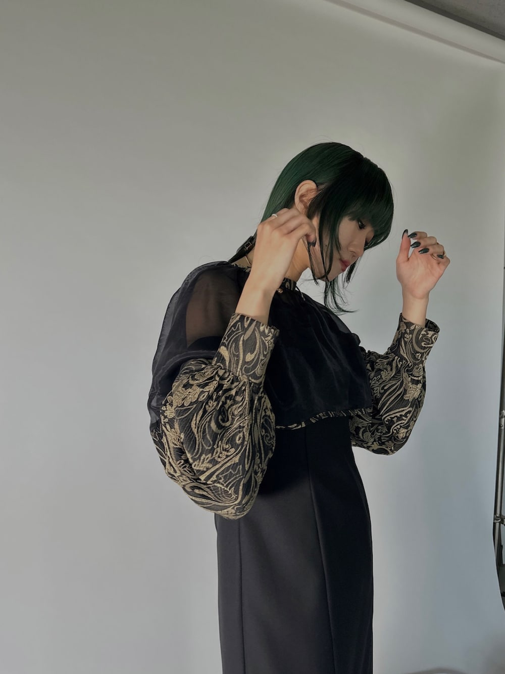 ブラック系のドレスを着用したレディースの冬コーディネートの3枚目の写真