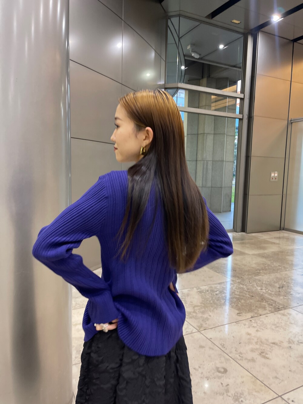 ブラック系のスカート、パープル系のカーディガン/ボレロを着用したレディースの冬コーディネートの4枚目の写真