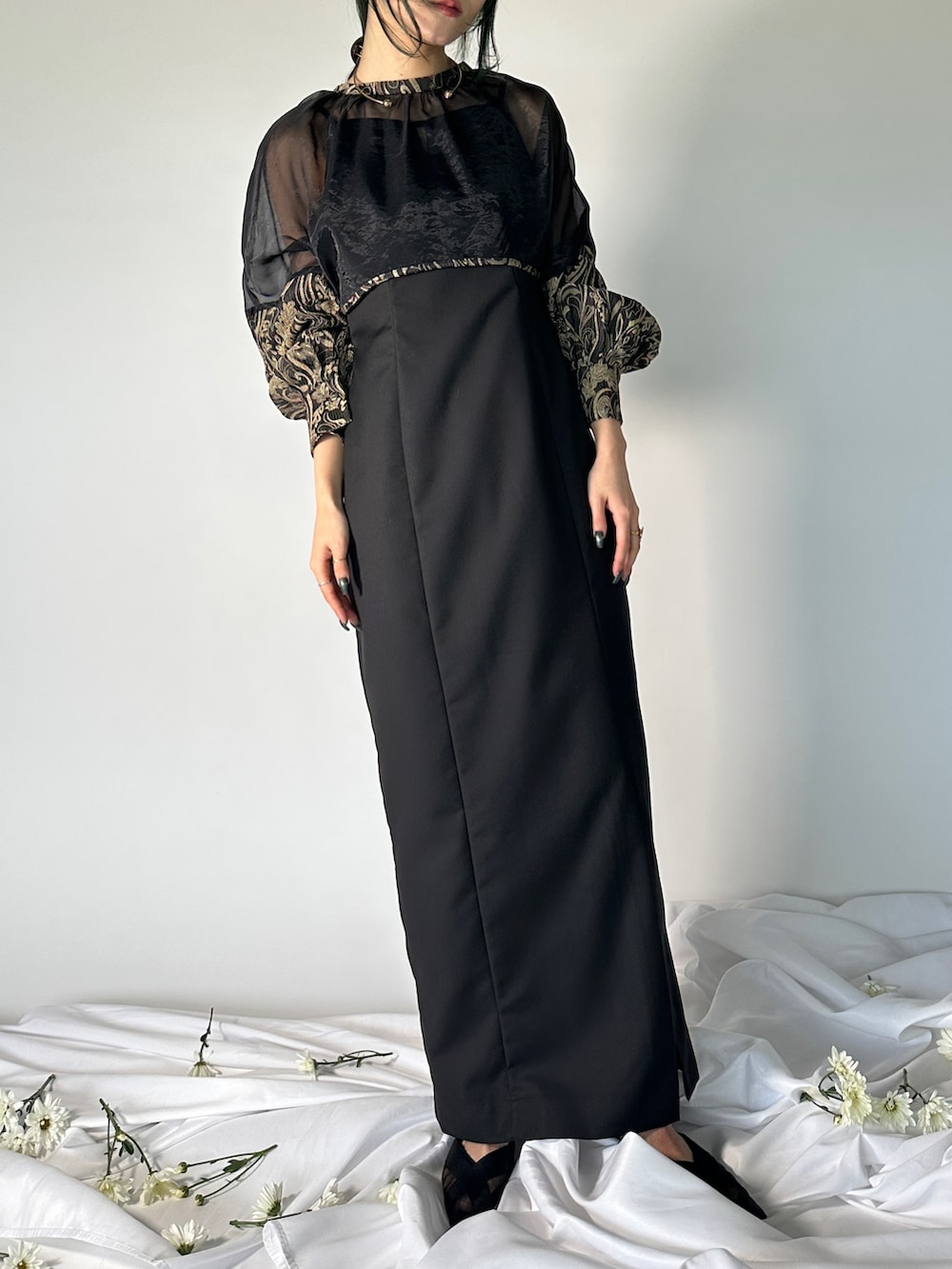 ブラック系のドレスを着用したレディースの冬コーディネートの5枚目の写真