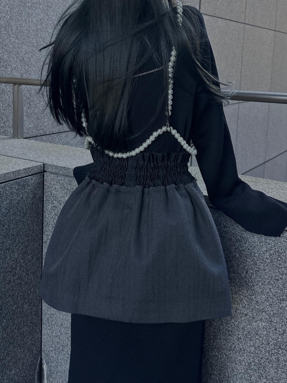ブラック系のドレスを着用したレディースの秋コーディネートの3枚目の写真