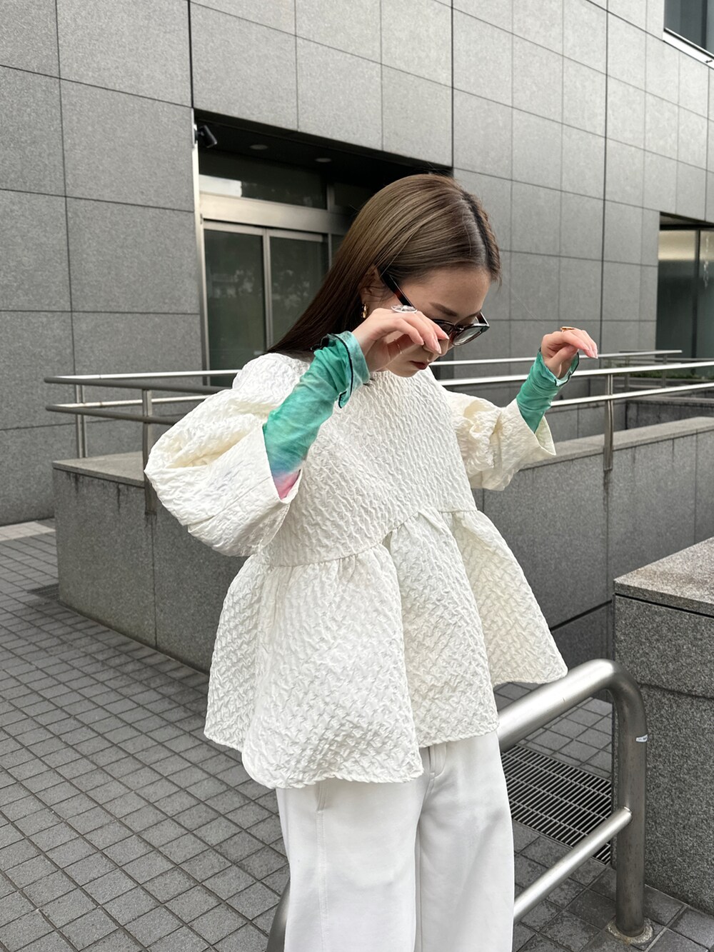 ホワイト系のシャツ/ブラウスを着用したレディースの春コーディネートの4枚目の写真