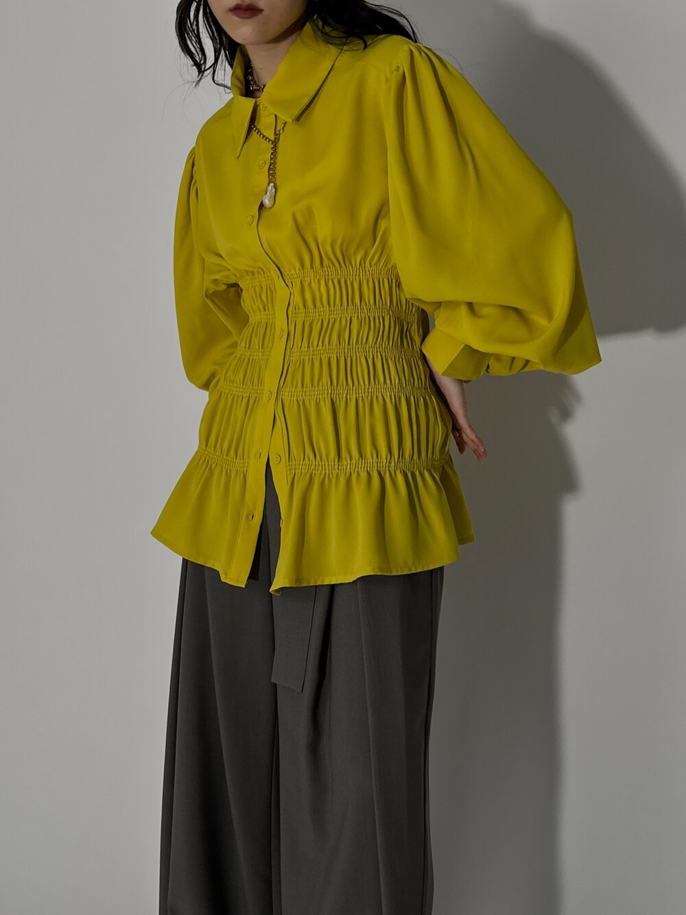 イエロー系のシャツ/ブラウスを着用したレディースの春コーディネートの2枚目の写真