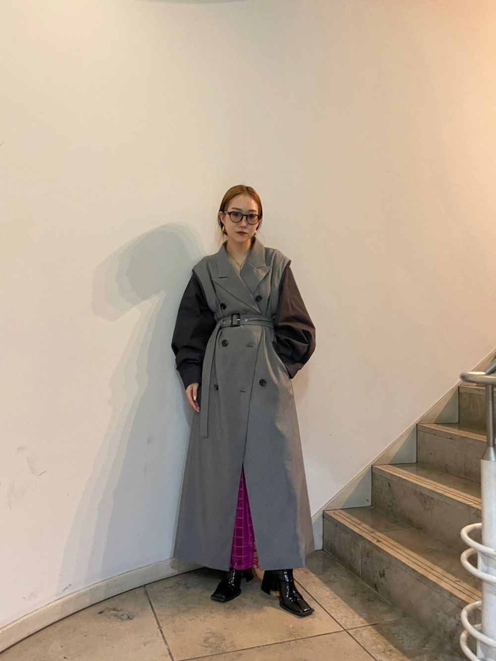 ブルー系のトレンチコートを着用したレディースの冬コーディネートの3枚目の写真