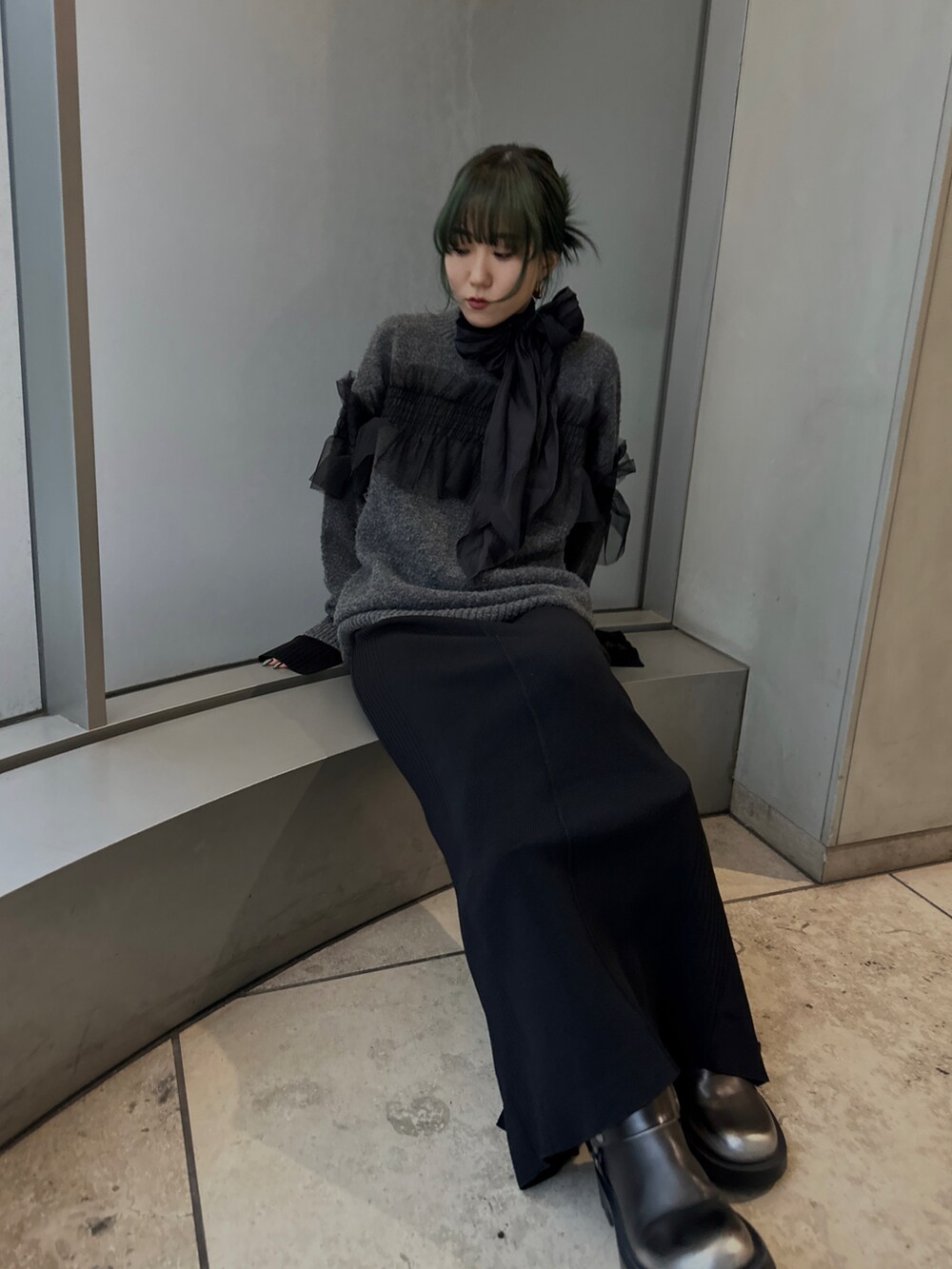 ブラック系のドレス、ブラック系のニット/セーターを着用したレディースの冬コーディネートの5枚目の写真