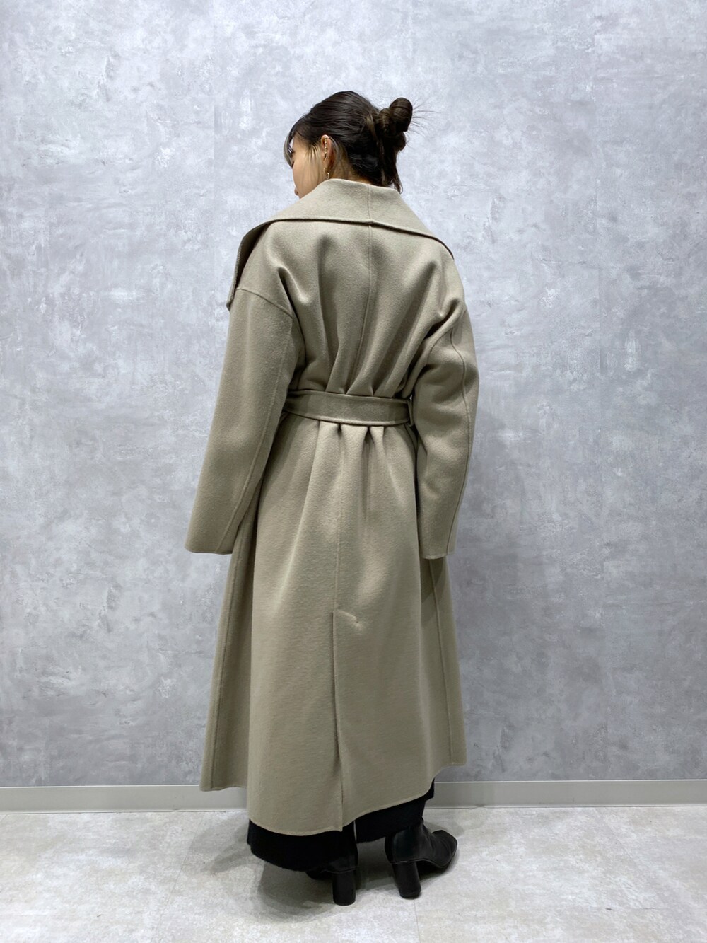 グリーン系のジャケット/アウター、ブラック系のワンピース、ブラック系のシューズを着用したレディースの秋コーディネートの4枚目の写真