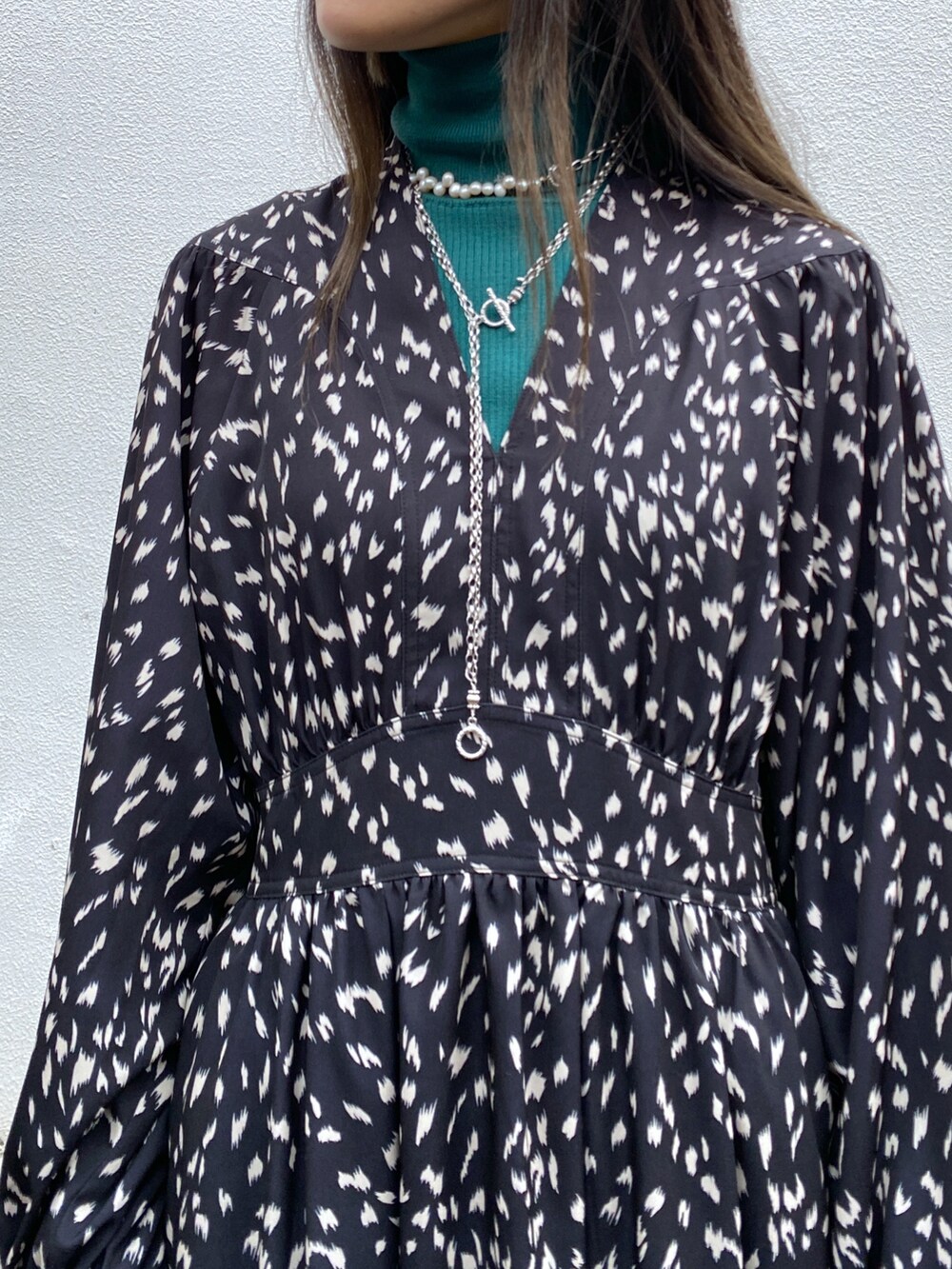 ブラック系のワンピース、ブラック系のシューズ、グリーン系のニット/セーターを着用したレディースの秋コーディネートの4枚目の写真