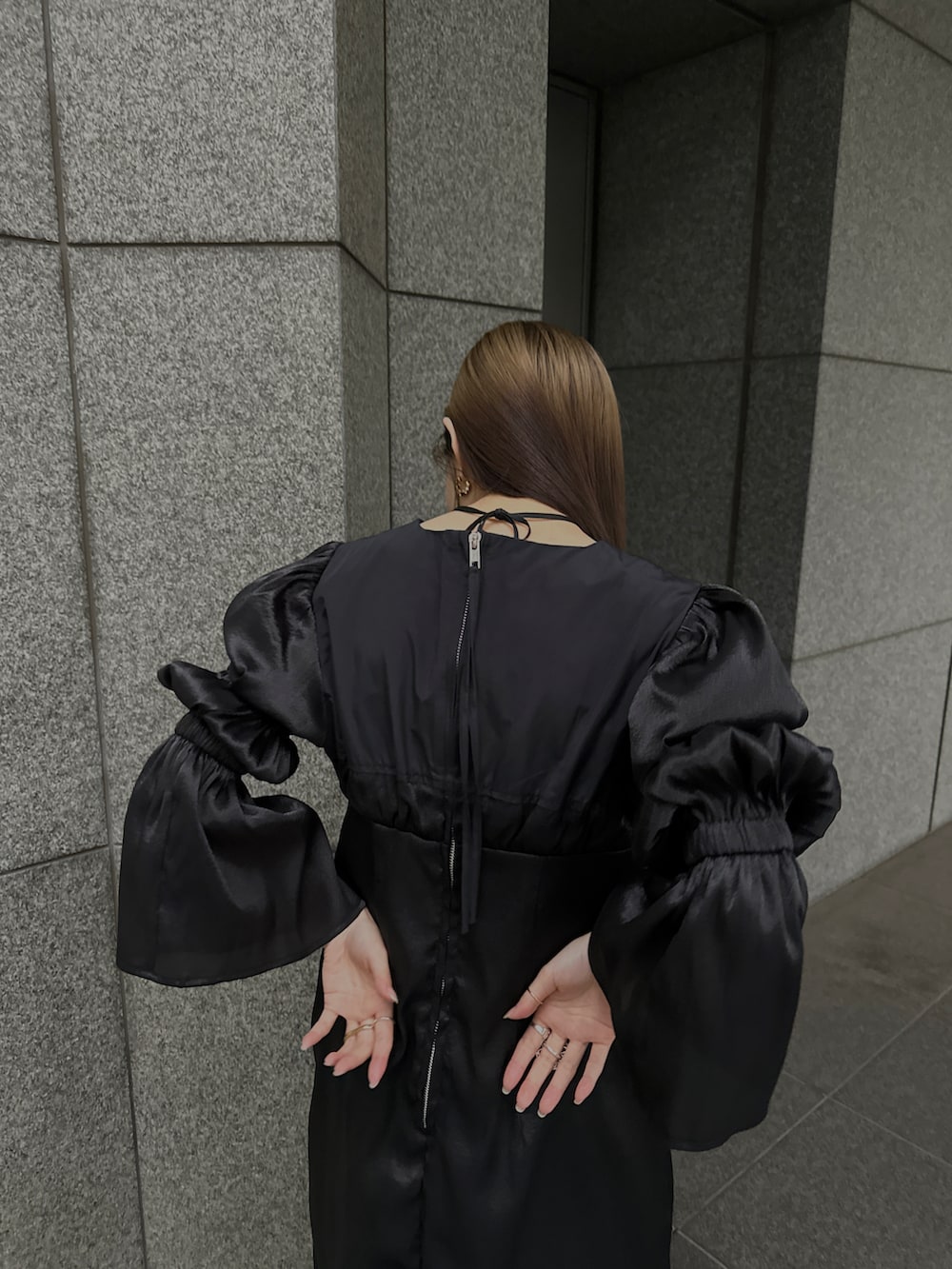 ブラック系のドレスを着用したレディースの春コーディネートの5枚目の写真