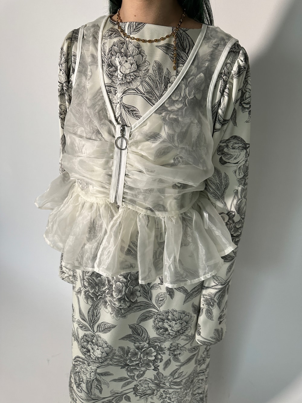 ホワイト系のドレスを着用したレディースの春コーディネートの2枚目の写真