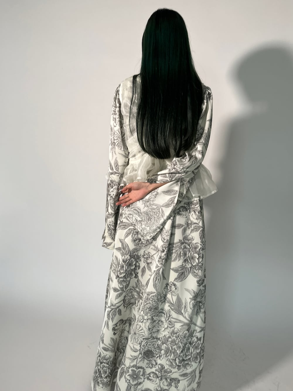 ホワイト系のドレスを着用したレディースの春コーディネートの3枚目の写真