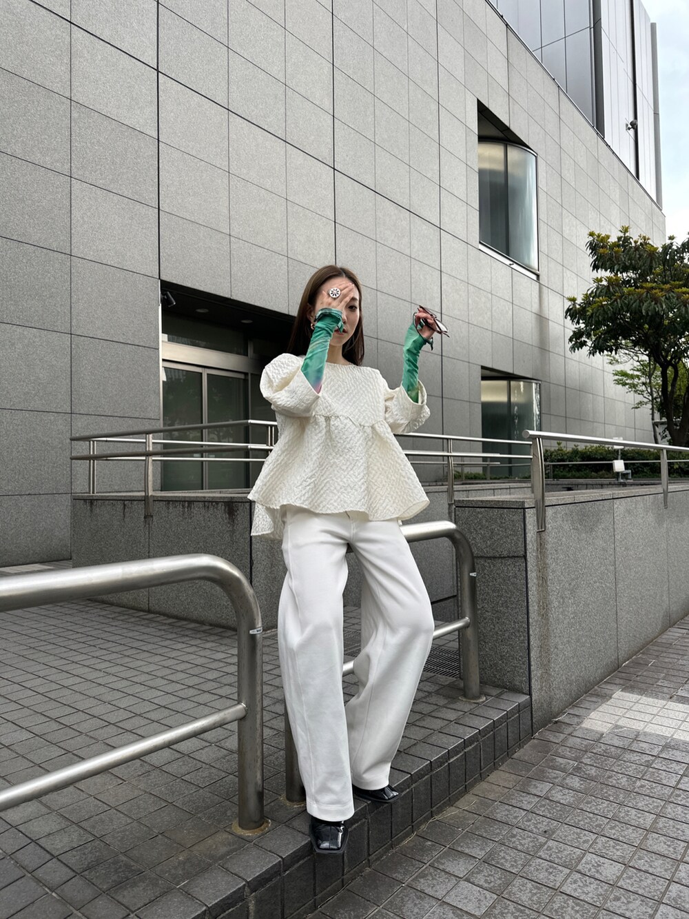 ホワイト系のシャツ/ブラウスを着用したレディースの春コーディネートの2枚目の写真