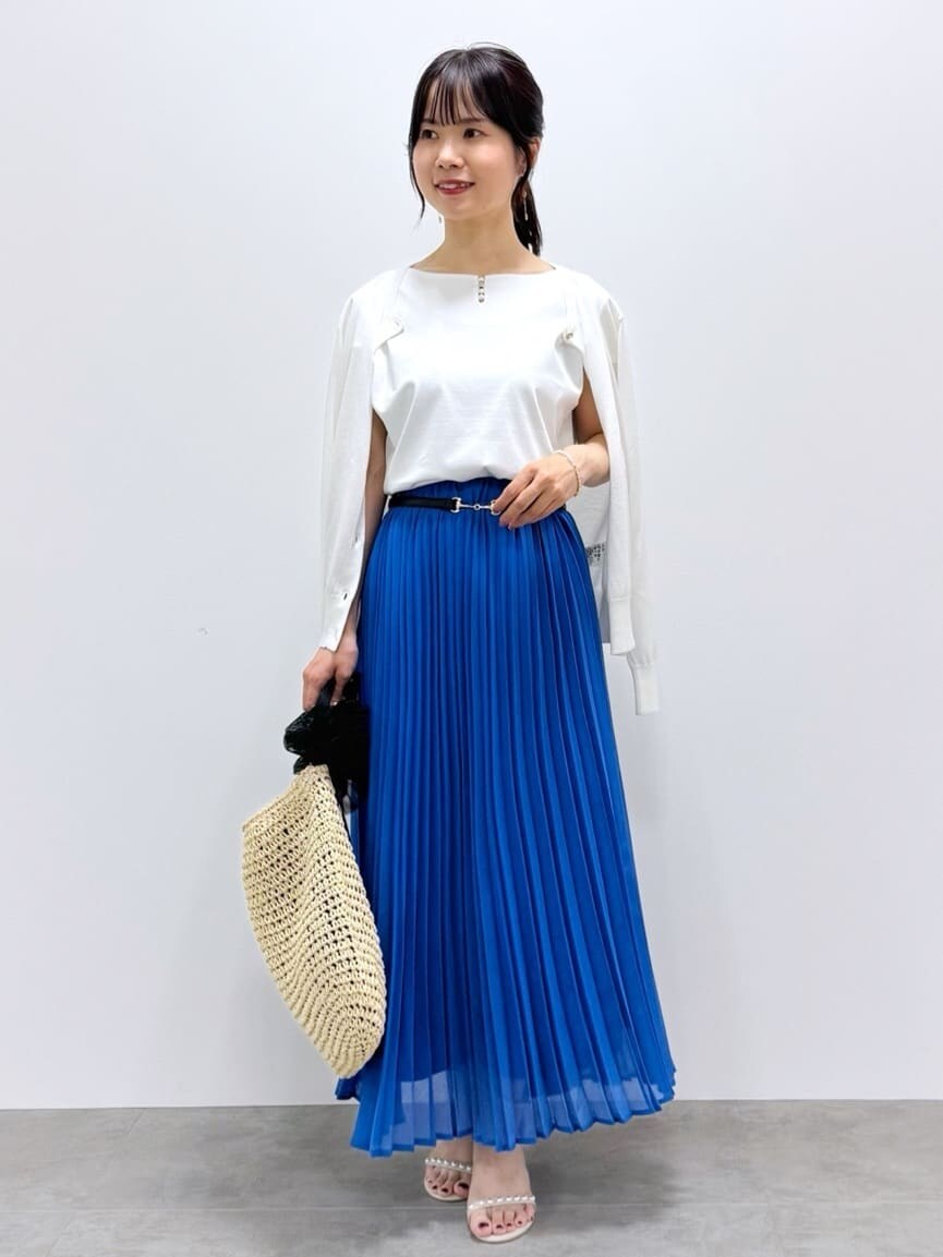 ホワイト系のTシャツ/カットソー、ブルー系のスカート、ベージュ系のトートバッグを着用したレディースの春コーディネートの6枚目の写真