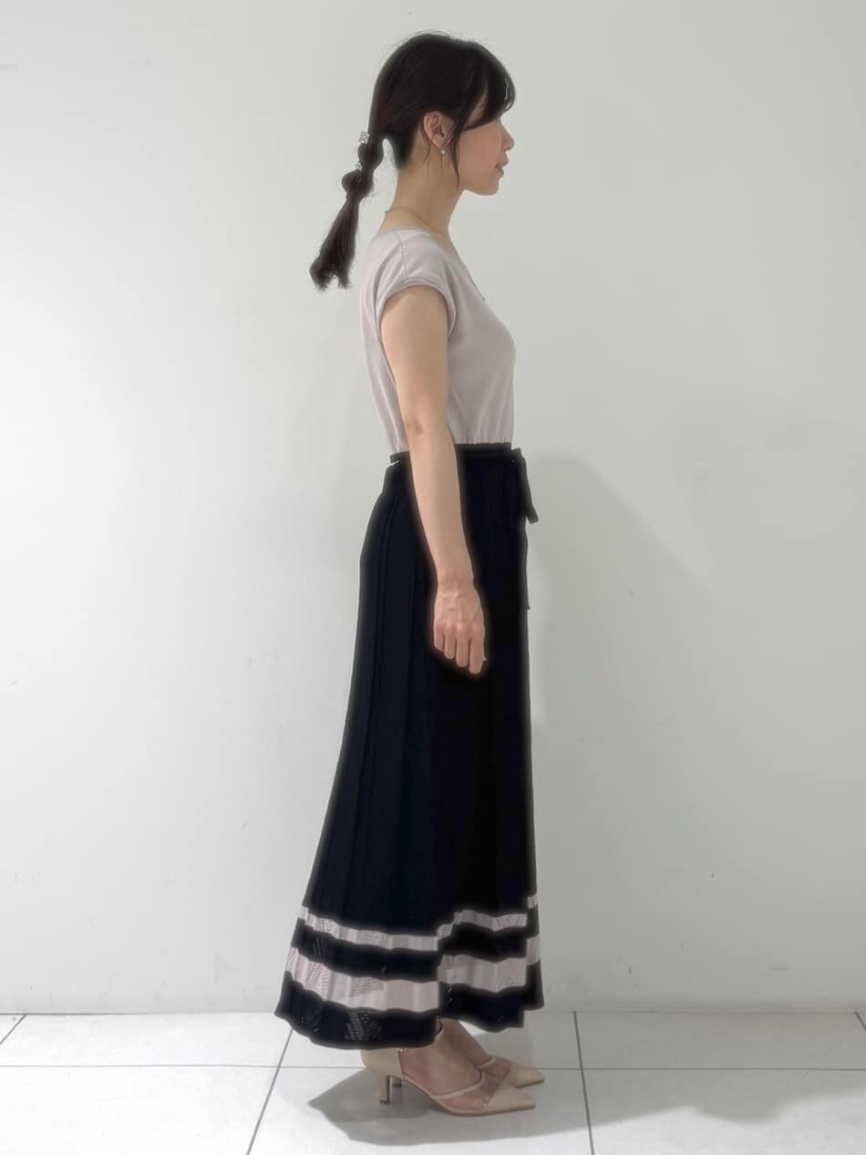 ホワイト系のカーディガン/ボレロ、ブラック系のワンピース、ベージュ系のショルダーバッグを着用したレディースの夏コーディネートの6枚目の写真
